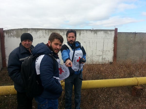 Марьинку посетили представители Красного Креста и пообещали помочь с восстановлением газоснабжения