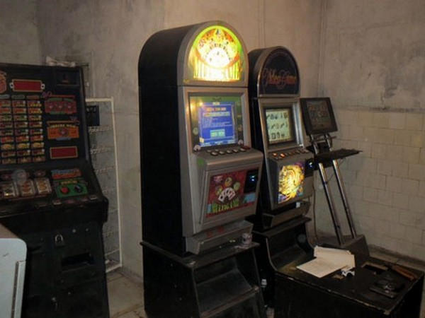 В подсобке сельского магазина в Марьинском районе работал подпольный зал игровых автоматов