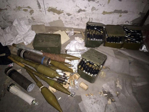 В одном из частных домов Марьинки обнаружен огромный арсенал боеприпасов