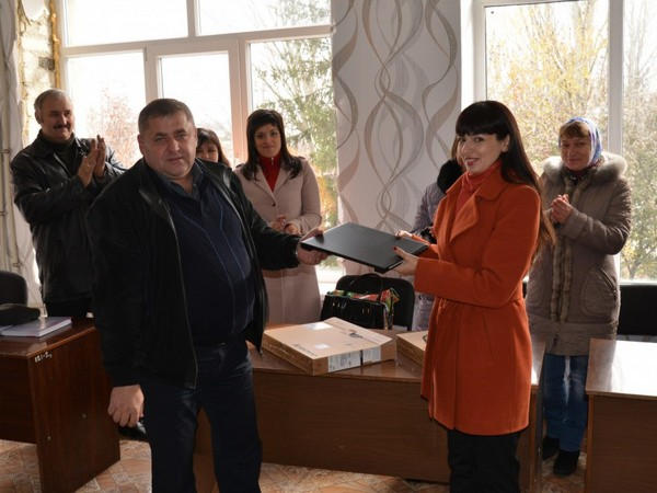 Коллектив Марьинской школы получил ноутбуки в подарок от народного депутата