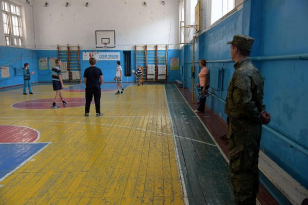 В школах прифронтовой Марьинки постоянно дежурят работники милиции