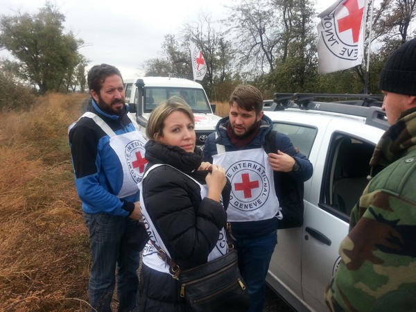 Марьинку посетили представители Красного Креста и пообещали помочь с восстановлением газоснабжения
