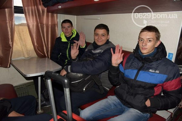 Школьники прифронтовых Марьинки и Красногоровки отправились на отдых в Закарпатскую область