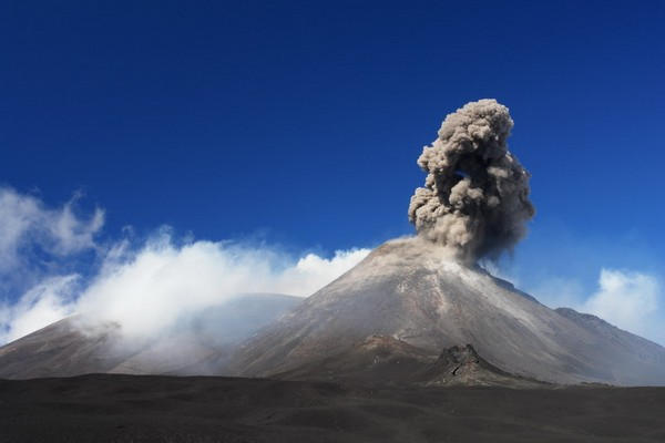 Где находятся действующие вулканы мира