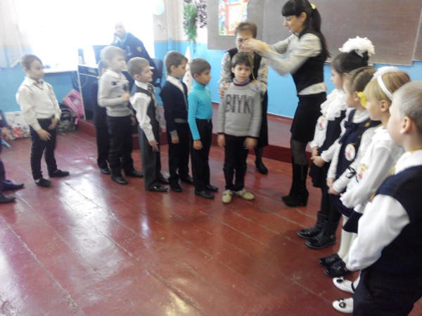 В Курахово детей-переселенцев из Марьинки торжественно посвятили в первоклассники