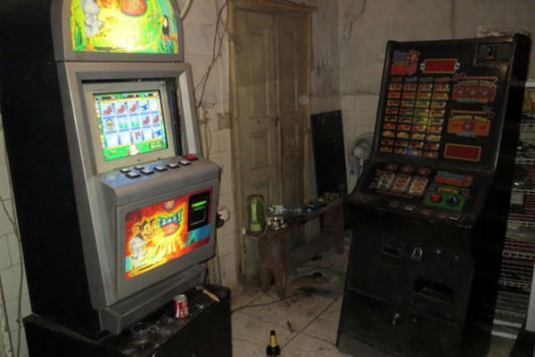 В подсобке сельского магазина в Марьинском районе работал подпольный зал игровых автоматов