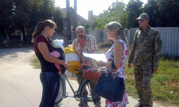 В прифронтовой Марьинке милиция посетила семьи с маленькими детьми