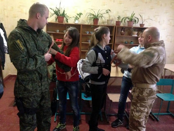 Школьников прифронтовой Красногоровки научили спасать раненых