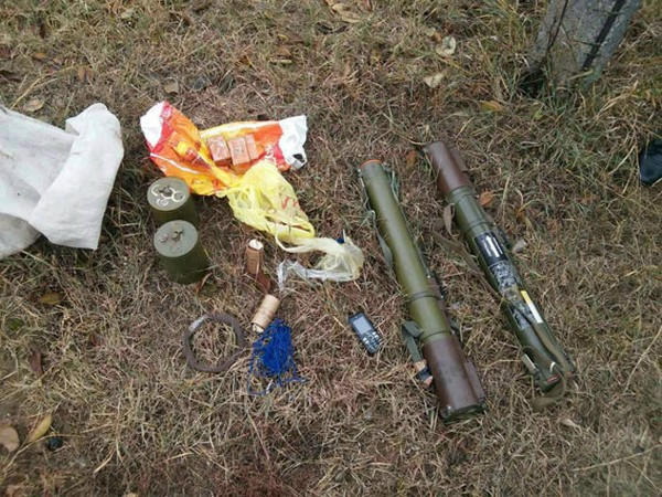 В Марьинском районе тайники с оружием появляются, как грибы после дождя