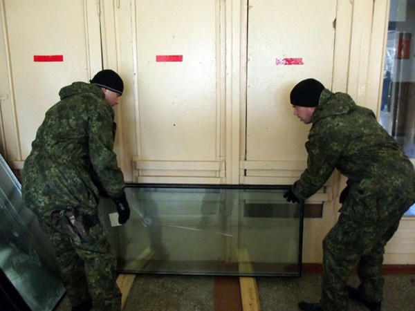Правоохранители провели «операцию» по восстановлению школы №2 в Марьинке