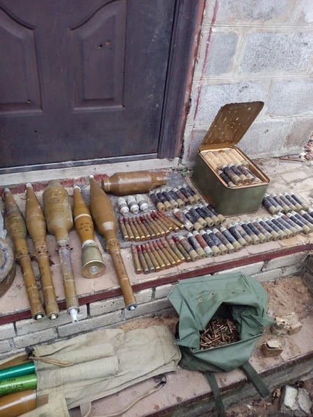 В хозпостройке на территории домовладения в Марьинке обнаружен арсенал оружия