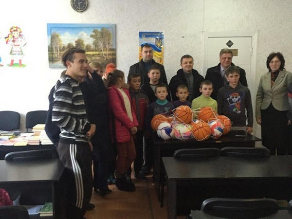 Школьникам прифронтовой Марьинки передали мячи и другой спортивный инвентарь