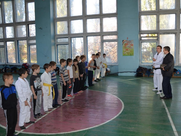 Глава Марьинского района проинспектировал спортивную секцию каратэ в Курахово