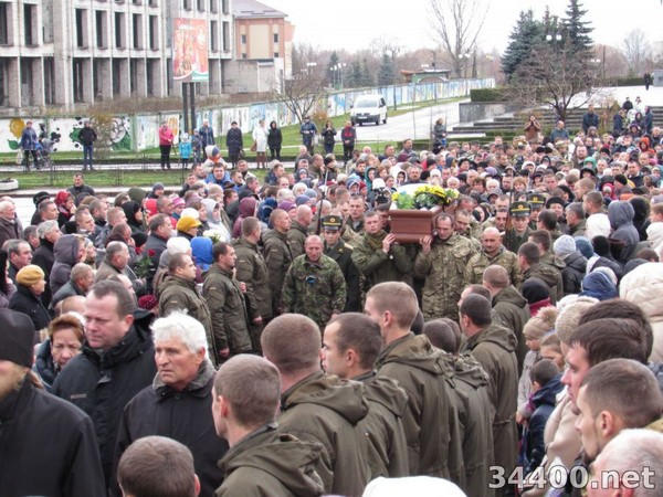 Герои не умирают: как прощались с солдатом, погибшим в Марьинском районе