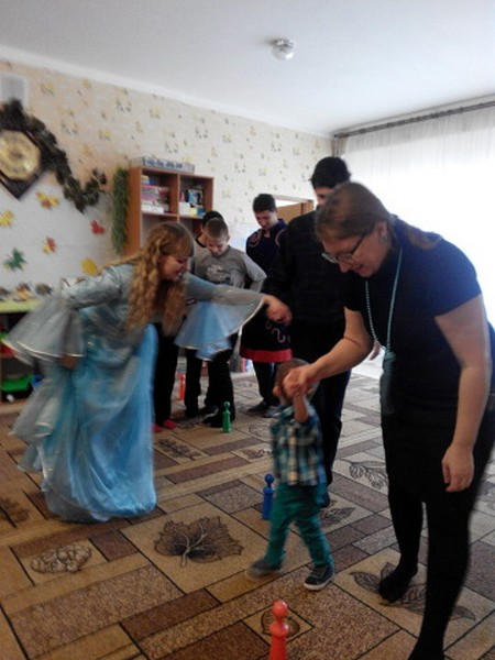 «Особенным» деткам Марьинского района подарили «Планету сказок»