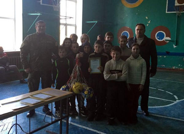 Милиция подарила спортивный праздник школьникам Красногоровки и Марьинки