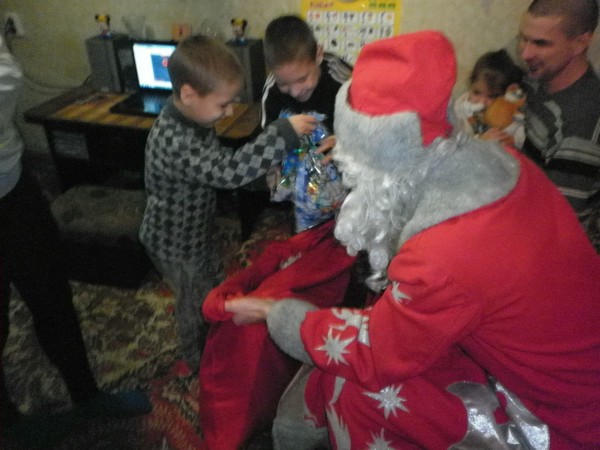 В Курахово многодетная семья получила подарки ко Дню Святого Николая