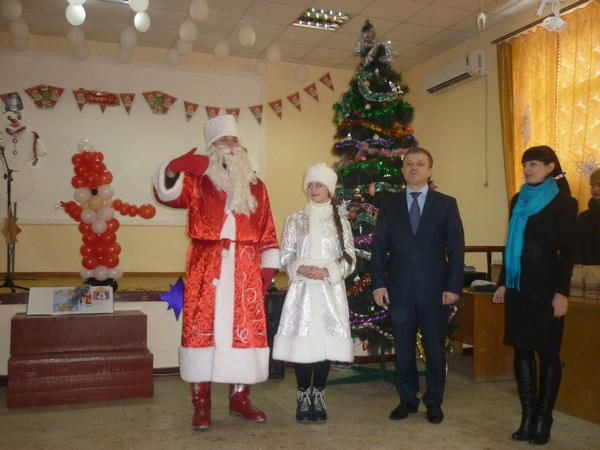 Школьникам Марьинки вручили новогодние подарки от губернатора