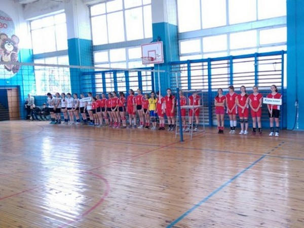 В Курахово стартовал волейбольный турнир памяти Николая Дьяченко
