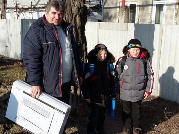 Народный депутат оказал помощь семье из Марьинки, пострадавшей от артобстрела