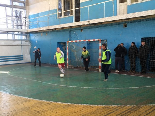 В прифронтовой Марьинке прошел чемпионат по мини-футболу на Кубок города