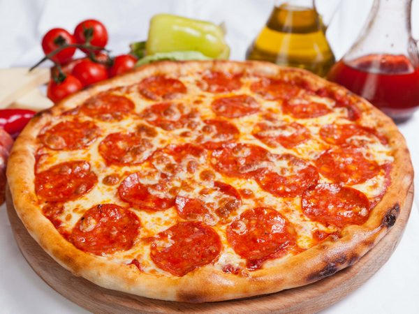 рецепт пиццы с колбасой сыром и помидорами