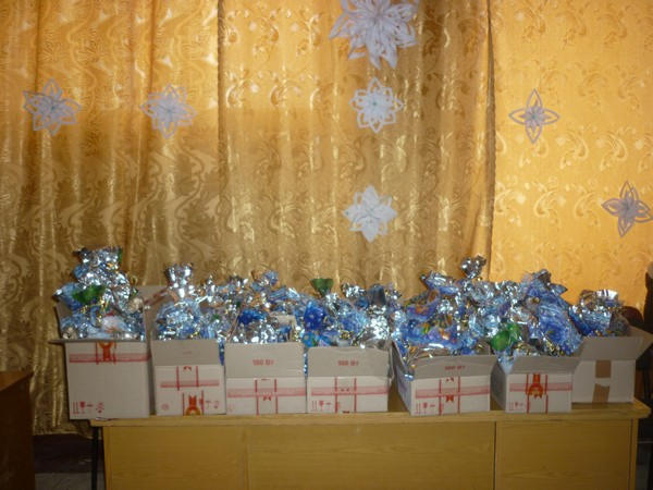 Школьникам Марьинки вручили новогодние подарки от губернатора