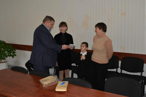 Многодетные семьи округа получили подарки от народного депутата накануне Дня Святого Николая