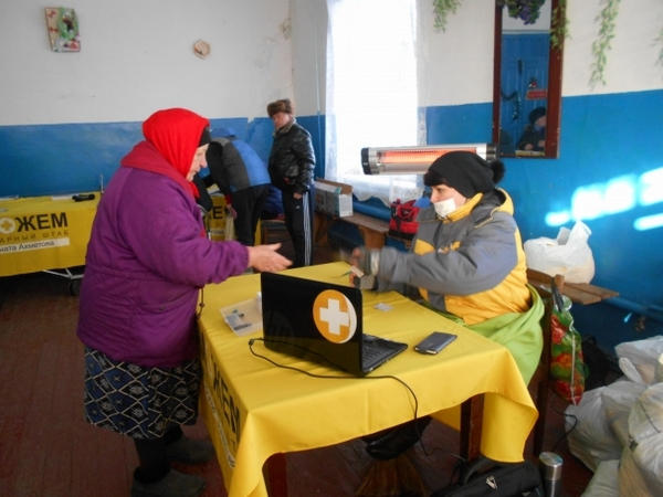 В Марьинском районе доставили гуманитарную помощь жителям «серой зоны»