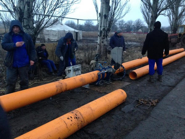 Несмотря на непогоду и постоянные обстрелы, ремонт газопровода «Марьинка - Красногоровка» продолжается