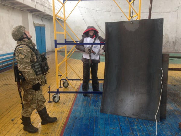 В Марьинке военные с волонтерами восстанавливают разрушенную войной детско-юношескую спортивную школу