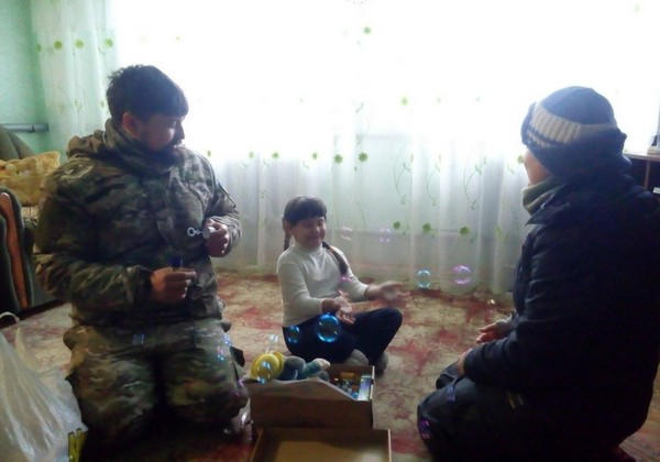 В Красногоровке дети получили рождественские подарки от киевских волонтеров