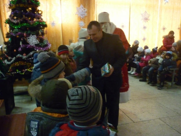 Школьники Марьинки получили сладкие подарки от руководителя военно-гражданской администрации города