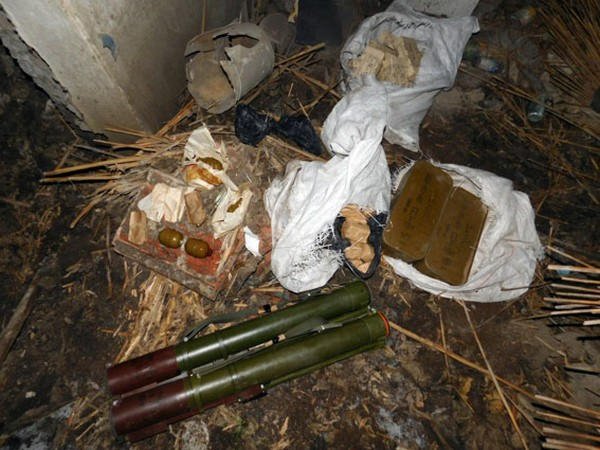 В Марьинском районе в заброшенном доме обнаружен огромный арсенал оружия и боеприпасов