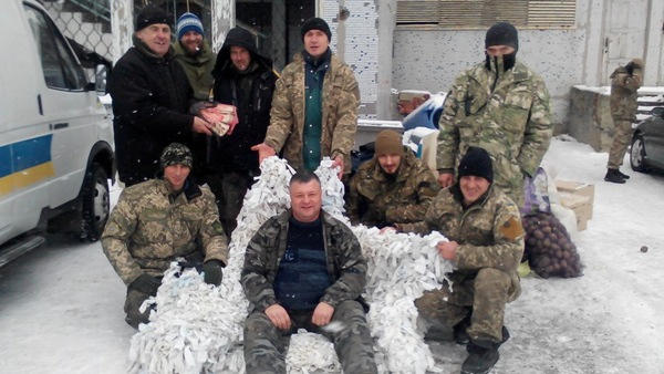 Защитники Марьинки и Красногоровки получили подарки от жителей Днепропетровской области