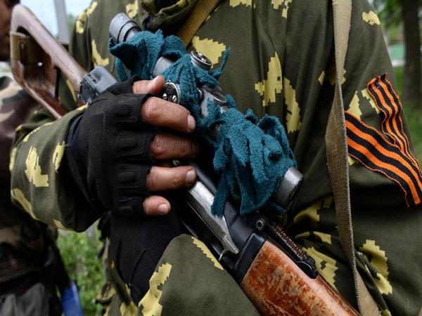 В Марьинке снайперы боевиков обстреливают мирных жителей