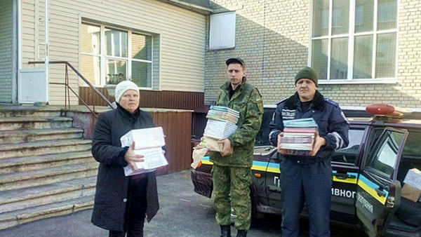 В прифронтовую Марьинку доставили учебники для школьников
