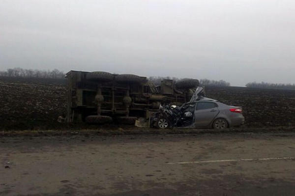 В Марьинском районе пьяный водитель грузовика раздавил легковушку: водитель погиб