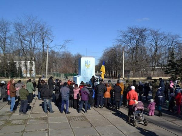 В прифронтовой Красногоровке торжественно подняли флаг Украины