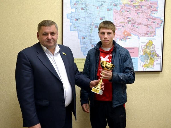 Кураховский спортсмен подарил свой победный кубок народному депутату