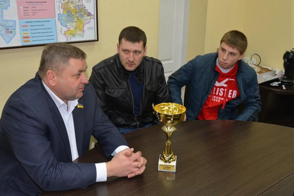 Кураховский спортсмен подарил свой победный кубок народному депутату