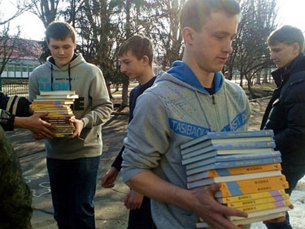В прифронтовую Марьинку доставили учебники для школьников