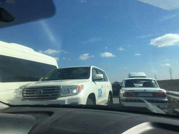 Возмущенные люди на КПВВ «Марьинка» заблокировали колонну автомобилей ООН