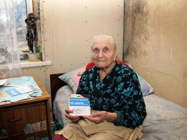 В Угледаре переселенка из Донецка получила денежную помощь от ООН