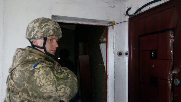 Жители Марьинки с момощью военных эвакуируют вещи из разрушенных домов