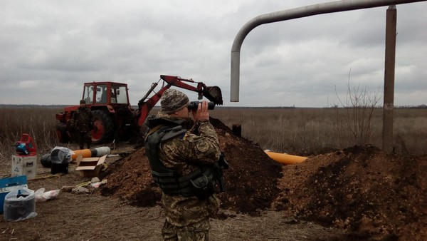 Несмотря на обстрелы боевиков, возобновлено строительство газопровода «Марьинка - Красногоровка»