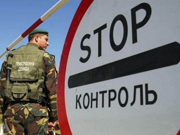 На КПВВ «Марьинка» пограничники оставили жителей «ДНР» без обуви
