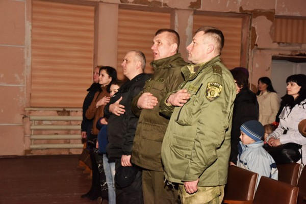 Полиция подарила жителям прифронтовой Марьинки концерт