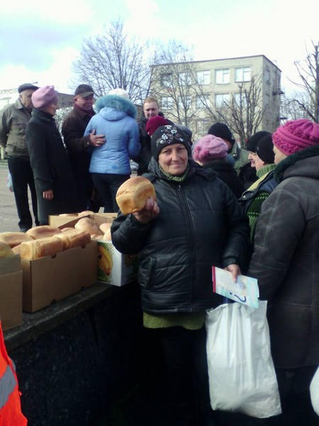 В прифронтовой Марьинке выпекли первую партию хлеба и раздали его жителям города