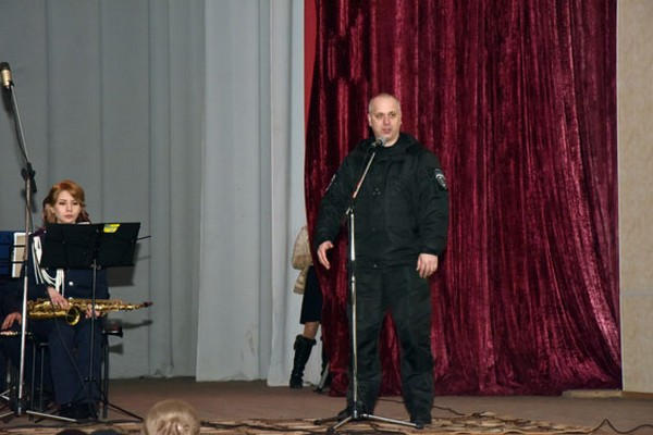 Полиция подарила жителям прифронтовой Марьинки концерт